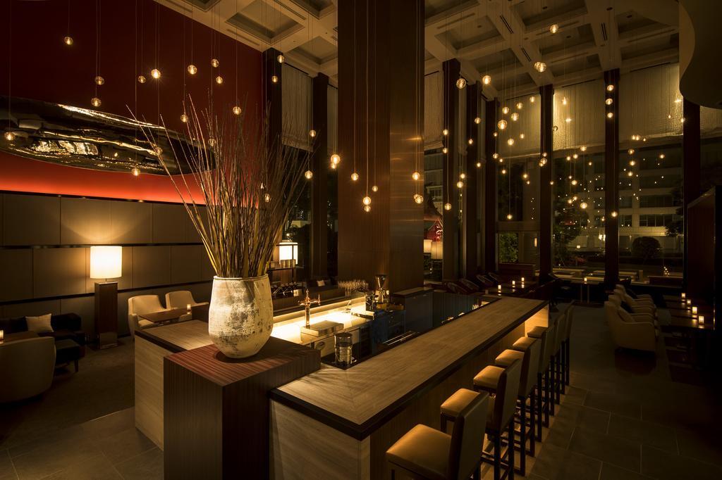 Hotel Okura Fukuoka Fukuoka  Kültér fotó The bar at the restaurant