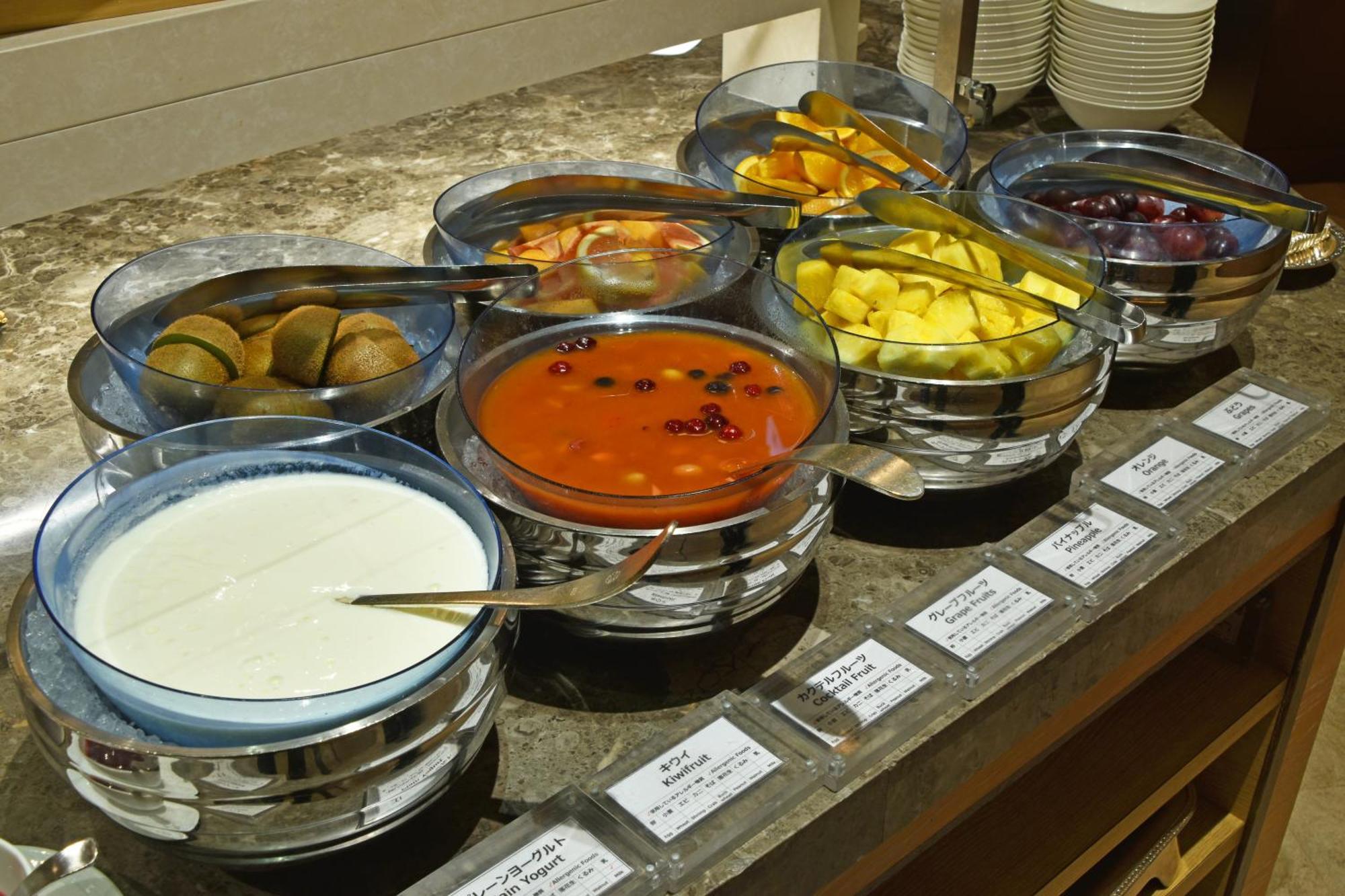 Hotel Okura Fukuoka Fukuoka  Kültér fotó A selection of fruit and yoghurt at a buffet