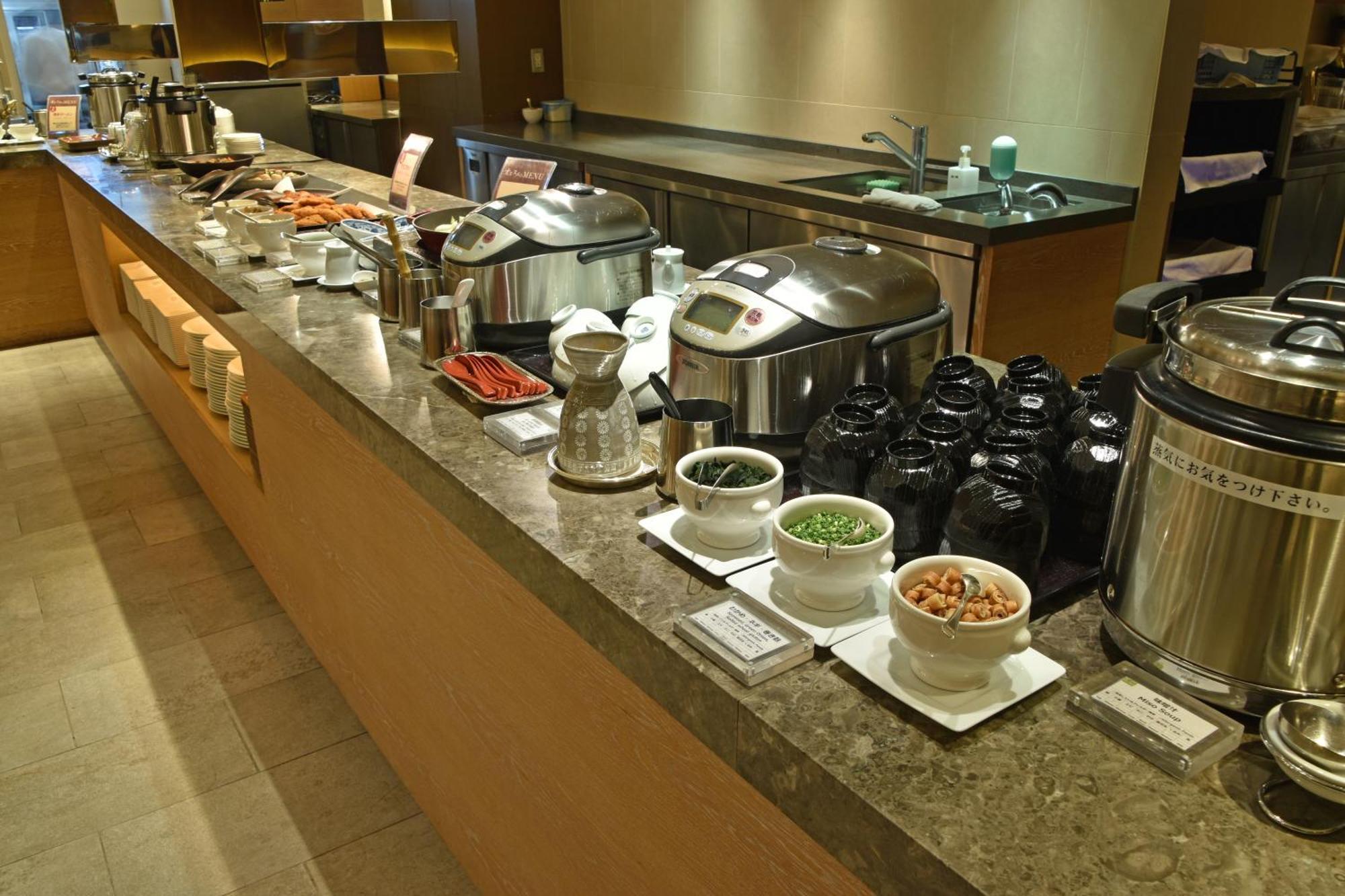 Hotel Okura Fukuoka Fukuoka  Kültér fotó A buffet at a hotel
