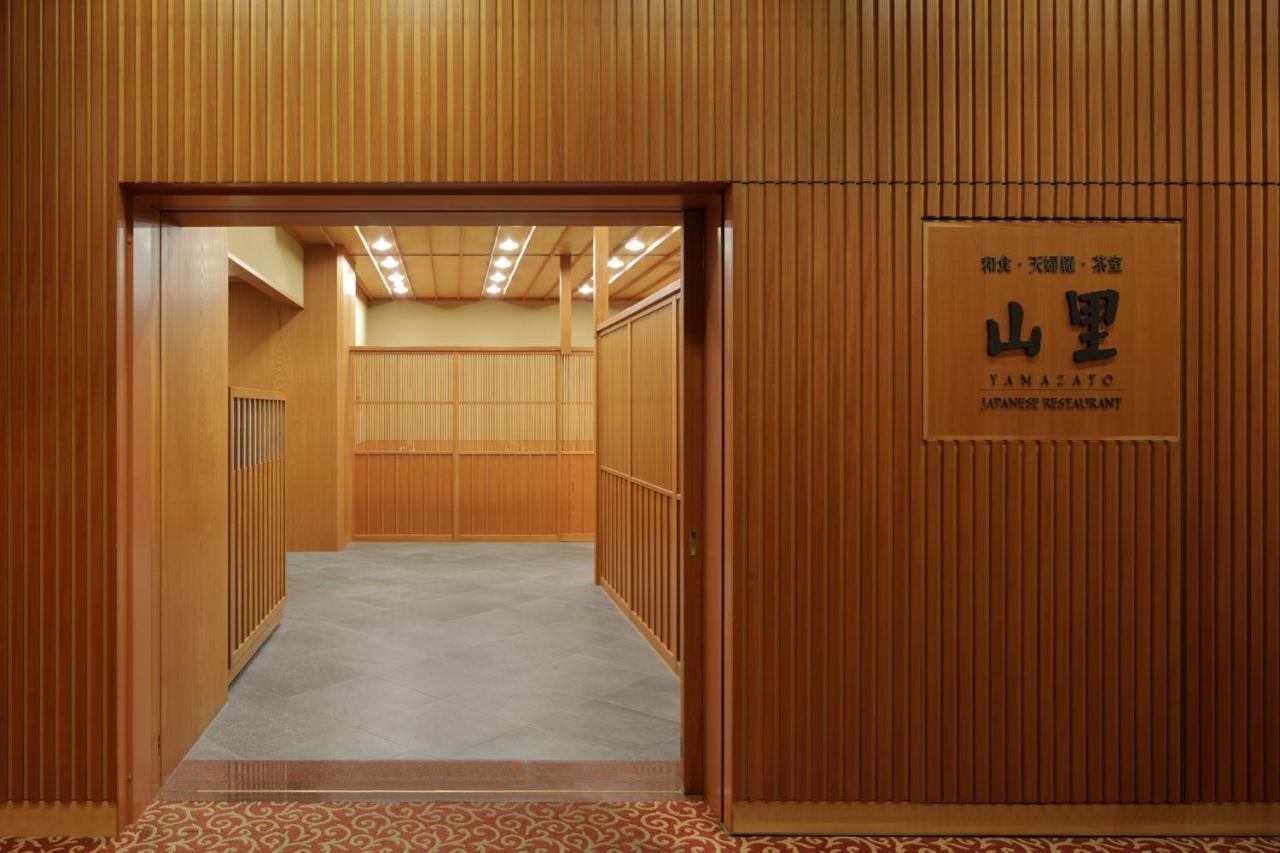 Hotel Okura Fukuoka Fukuoka  Kültér fotó Entrance to the library